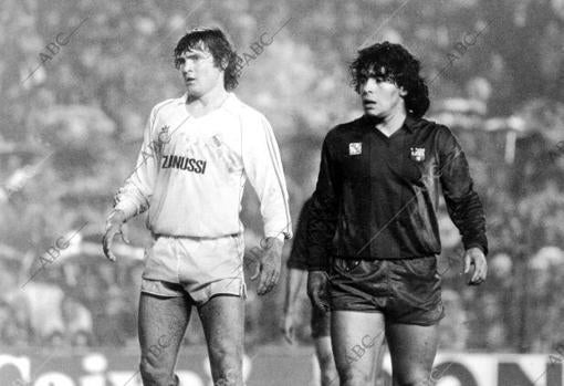 Camacho y Maraadona en un clásico